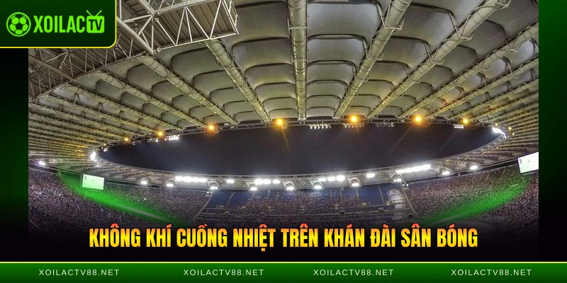 Không khí cuồng nhiệt trên khán đài sân bóng Stadio dei Centomila